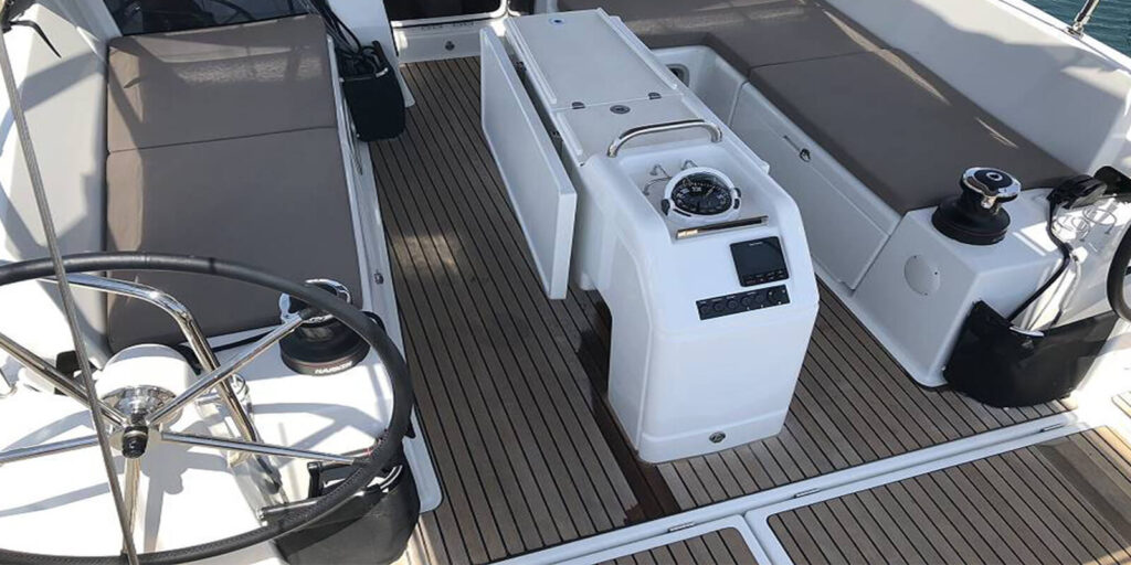 Sun Odyssey 440 helm