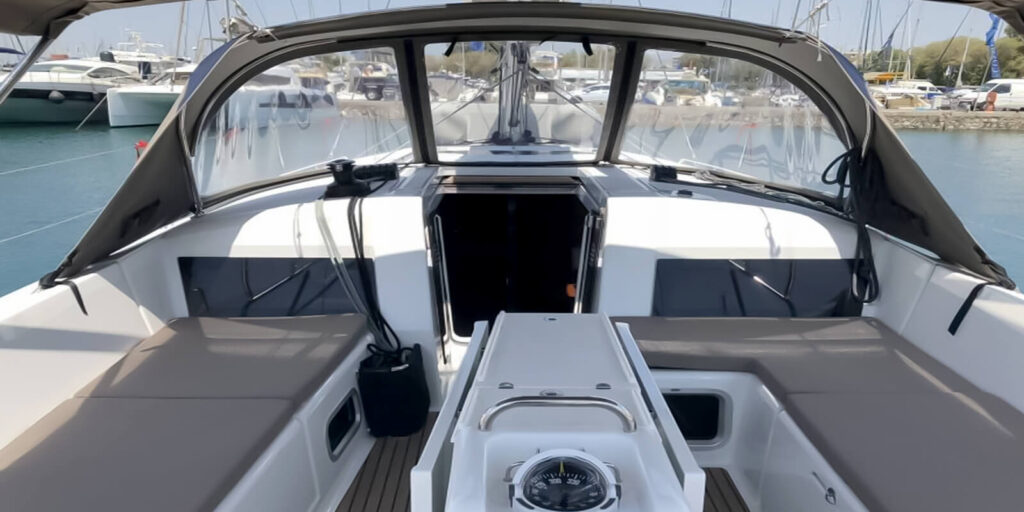 Sun Odyssey 440 outside