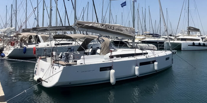 Sun Odyssey 440 side