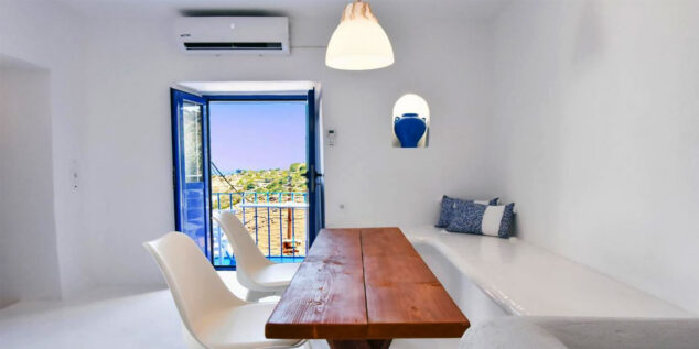 The blue and White House in Kea